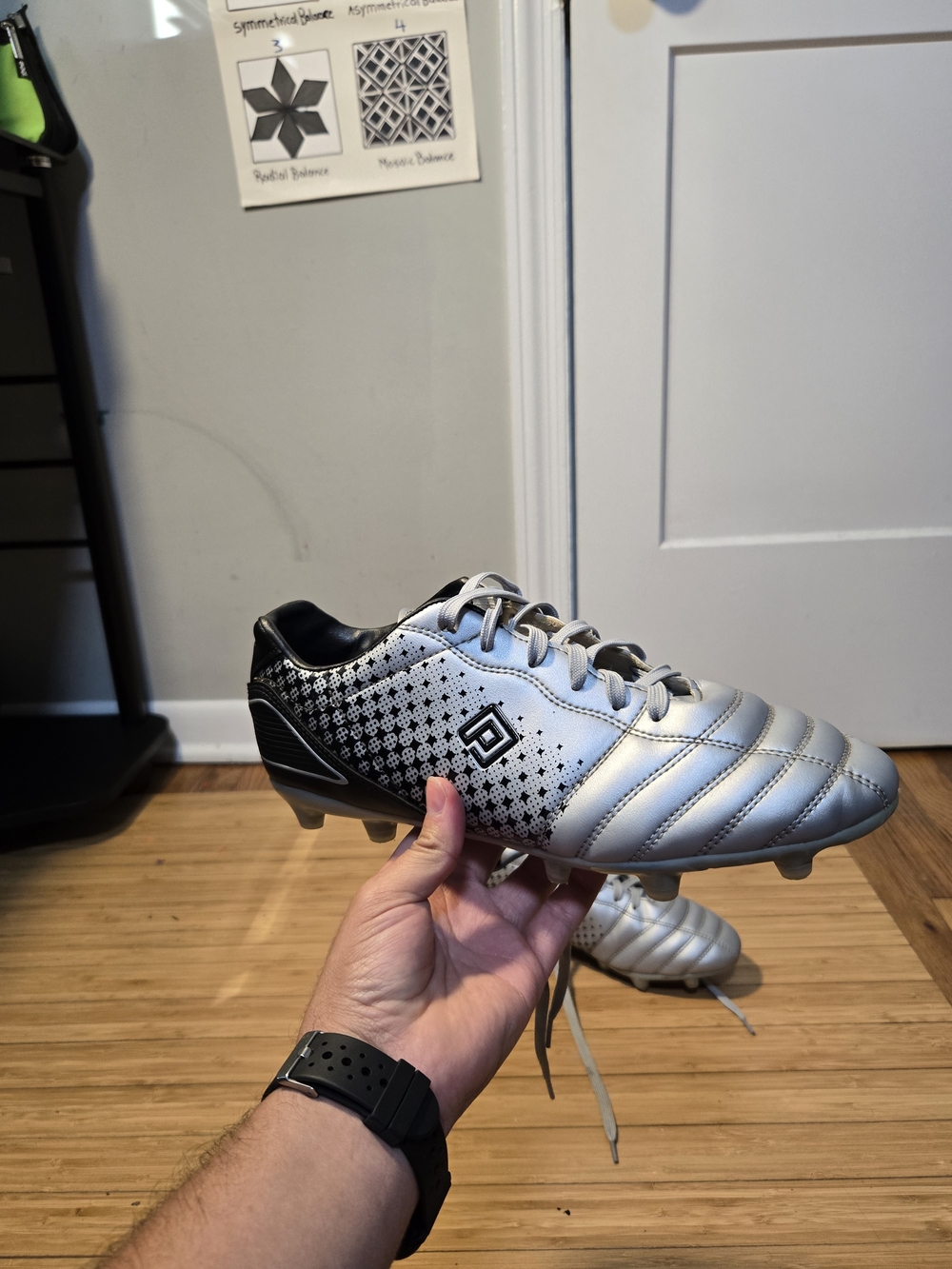 Umbro Men's Silver Black Soccer Cleats